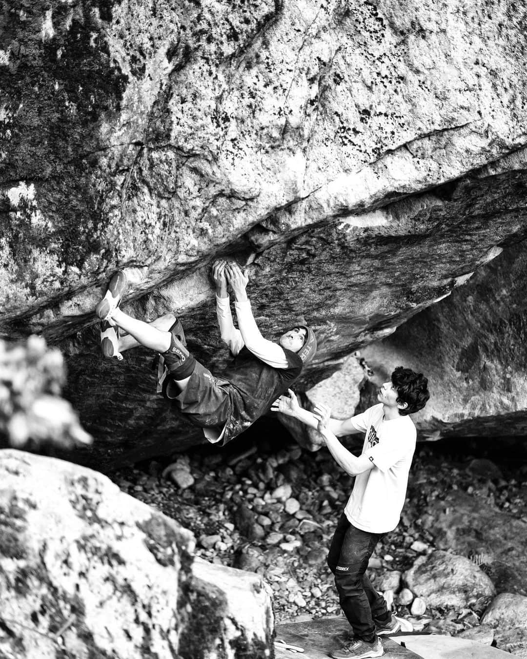 デイブ・グラハムさんのインスタグラム写真 - (デイブ・グラハムInstagram)「Celestite [8C+] FA 💎 On March 28 I climbed my main objective of the season in Bavona, a brilliant technical masterpiece on a river polished overhang, attacking a subtle feature trending diagonally out a beautiful wall 🫶🏻 The project was obvious, and had been tried before, but with a frontal approach, yet with my new perspective of such features and the possibility to find solutions with kneebars, a technique I’ve improved a lot in my climbing, I had a ton of new ideas, especially to approach the climb upside down. In the initial sessions finding a functional sequence was daunting, the feet were terrible and extremely hard to trust, and the slow-motion style of movement was so diverse from all the other climbs I had tried. Somehow, I began making rapid progress. The beta I discovered worked really well for me, and rather quickly I was trying to link the two main sections on their own. Confused about its breakdown, I saw the climb as a tense 8a+ directly into an even more tense 8b+, but not less. After working on the dodgy landing, a set of logs bridging over a pond, and cleaning the highball outro, I started making tries from the start. I approached this problem with zero expectations every session as I really wanted it, but the style of climbing required patience, balance, and a laser sharp focus, hard things to bundle all together; there was no just “trying hard”😵‍💫 After 3 sessions trying to progress from the start, always making it a move farther, in a magical moment, after a crazy fight, I found myself standing at the top. Astonished to have not drawn out the process, a habit of mine, my first thought was to question its difficulty. Could I climb something of this level that quickly? If it had taken another ten days of making mistakes, I’d have zero hesitation with the proposal, yet, I often doubt my strengths and abilities. If compare it to all the lines I’ve climbed, it seems like where it belongs, unless I missed some crucial easier beta. I’m very proud of my climbing on this one, it’s majestic, climbs beautifully, and is an amazing addition to the valley 🙌🏻 The right exit, adding a huge highball prow ~ 8b will be the goal next winter🫡」6月6日 2時46分 - dave_graham_