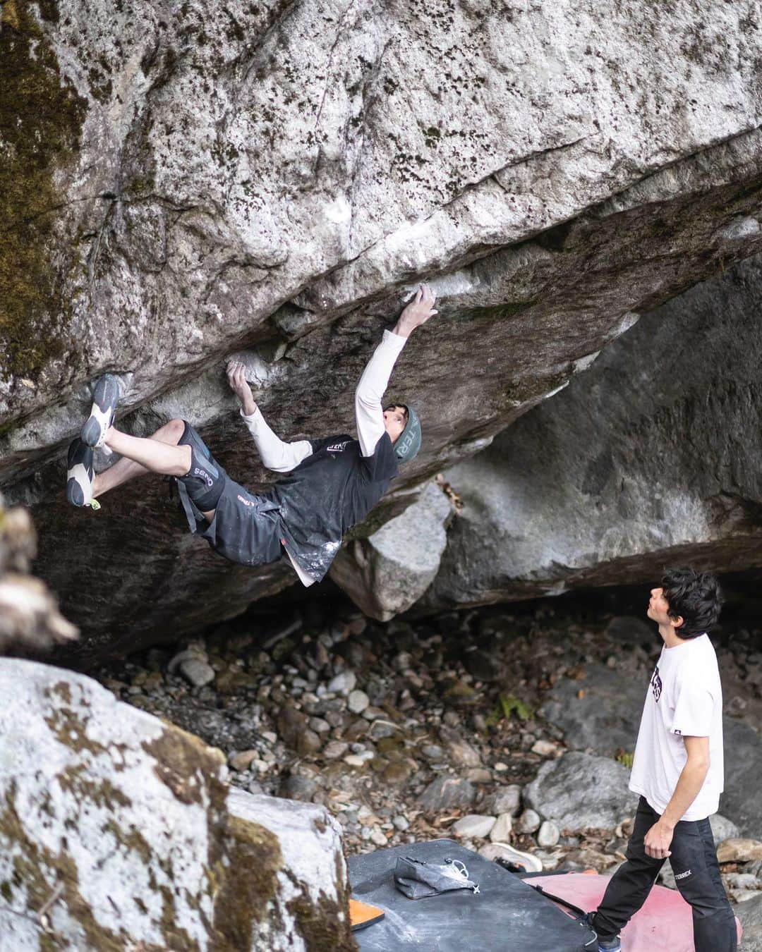 デイブ・グラハムさんのインスタグラム写真 - (デイブ・グラハムInstagram)「Celestite [8C+] FA 💎 On March 28 I climbed my main objective of the season in Bavona, a brilliant technical masterpiece on a river polished overhang, attacking a subtle feature trending diagonally out a beautiful wall 🫶🏻 The project was obvious, and had been tried before, but with a frontal approach, yet with my new perspective of such features and the possibility to find solutions with kneebars, a technique I’ve improved a lot in my climbing, I had a ton of new ideas, especially to approach the climb upside down. In the initial sessions finding a functional sequence was daunting, the feet were terrible and extremely hard to trust, and the slow-motion style of movement was so diverse from all the other climbs I had tried. Somehow, I began making rapid progress. The beta I discovered worked really well for me, and rather quickly I was trying to link the two main sections on their own. Confused about its breakdown, I saw the climb as a tense 8a+ directly into an even more tense 8b+, but not less. After working on the dodgy landing, a set of logs bridging over a pond, and cleaning the highball outro, I started making tries from the start. I approached this problem with zero expectations every session as I really wanted it, but the style of climbing required patience, balance, and a laser sharp focus, hard things to bundle all together; there was no just “trying hard”😵‍💫 After 3 sessions trying to progress from the start, always making it a move farther, in a magical moment, after a crazy fight, I found myself standing at the top. Astonished to have not drawn out the process, a habit of mine, my first thought was to question its difficulty. Could I climb something of this level that quickly? If it had taken another ten days of making mistakes, I’d have zero hesitation with the proposal, yet, I often doubt my strengths and abilities. If compare it to all the lines I’ve climbed, it seems like where it belongs, unless I missed some crucial easier beta. I’m very proud of my climbing on this one, it’s majestic, climbs beautifully, and is an amazing addition to the valley 🙌🏻 The right exit, adding a huge highball prow ~ 8b will be the goal next winter🫡」6月6日 2時46分 - dave_graham_