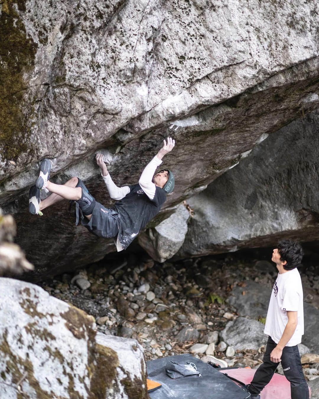 デイブ・グラハムさんのインスタグラム写真 - (デイブ・グラハムInstagram)「Celestite [8C+] FA 💎 On March 28 I climbed my main objective of the season in Bavona, a brilliant technical masterpiece on a river polished overhang, attacking a subtle feature trending diagonally out a beautiful wall 🫶🏻 The project was obvious, and had been tried before, but with a frontal approach, yet with my new perspective of such features and the possibility to find solutions with kneebars, a technique I’ve improved a lot in my climbing, I had a ton of new ideas, especially to approach the climb upside down. In the initial sessions finding a functional sequence was daunting, the feet were terrible and extremely hard to trust, and the slow-motion style of movement was so diverse from all the other climbs I had tried. Somehow, I began making rapid progress. The beta I discovered worked really well for me, and rather quickly I was trying to link the two main sections on their own. Confused about its breakdown, I saw the climb as a tense 8a+ directly into an even more tense 8b+, but not less. After working on the dodgy landing, a set of logs bridging over a pond, and cleaning the highball outro, I started making tries from the start. I approached this problem with zero expectations every session as I really wanted it, but the style of climbing required patience, balance, and a laser sharp focus, hard things to bundle all together; there was no just “trying hard”😵‍💫 After 3 sessions trying to progress from the start, always making it a move farther, in a magical moment, after a crazy fight, I found myself standing at the top. Astonished to have not drawn out the process, a habit of mine, my first thought was to question its difficulty. Could I climb something of this level that quickly? If it had taken another ten days of making mistakes, I’d have zero hesitation with the proposal, yet, I often doubt my strengths and abilities. If compare it to all the lines I’ve climbed, it seems like where it belongs, unless I missed some crucial easier beta. I’m very proud of my climbing on this one, it’s majestic, climbs beautifully, and is an amazing addition to the valley 🙌🏻 The right exit, adding a huge highball prow ~ 8b will be the goal next winter🫡」6月6日 2時46分 - dave_graham_