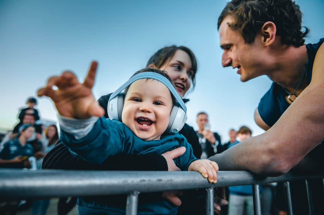 アダム・オンドラさんのインスタグラム写真 - (アダム・オンドラInstagram)「The @climbingworldcuprague was incredible 🙏 I am more than happy how it all turned out. Firstly, I am so happy with my climbing. On the one hand, it was a confirmation of how insanely difficult it is to keep up with the new generation on new-school kinds of boulders and every season, it is getting harder and harder, but with the right shape, mindset and a considerable amount of luck I can still be competitive. The pressure was HUGE❗The relief of making it into the semifinals was immense, and making the finals was a dream coming true. Finals were about enjoying the lifetime opportunity of climbing in front of the WILD home crowd and that is exactly what I did 🤜🤛   👉 I am also proud of my country and all people involved in organizing this event. I believe it was just as special as some of the other legendary World Cup stages. I believe that competitors and the teams are leaving Prague and thinking it was an excellent World Cup, not just an average World Cup event ☝️  Thank you, @horosvaz.cz and @sport_invest. The wall and venue were top-notch, the isolation and warm-up wall were great, the comp was running really smoothly and the feedback is very positive 👌   👉 Support from the audience was just awesome, thank you to everyone who came to cheer up for me and my teammates, but also all the other athletes from all over the world.   👉 I am really happy that I could share this with my family and close friends. Even my wife @ivaondra  and our son Hugo were there, Hugo was awake, wild and joyful ❤️  Check out the final results 👉 the link is in BIO  See you next time!  Pics by @pet.phot   #adamondra #AO #bouldering #boulderproblem #boulder #sportclimbing #climbingworldcup #prague #czechia #IFSC #climbing #climbinglife #climbinginspiration #climbers #competition #lezeni #sportovnilezeni  @mammut_swiss1862  @lasportivagram @euroholds @mix.it @sensfoods @hudysport @211_zpmvcr @horosvaz.cz @olympcsmv  @ifsclimbing  @mercedesbenz_autojihlava」6月6日 2時53分 - adam.ondra