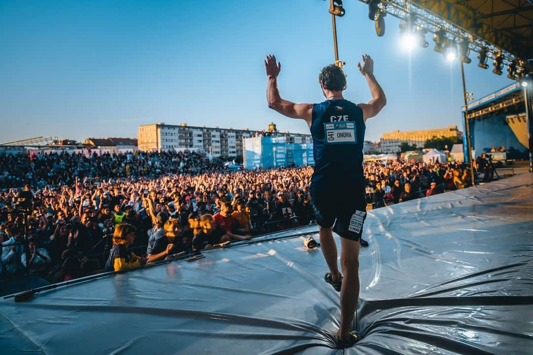 アダム・オンドラさんのインスタグラム写真 - (アダム・オンドラInstagram)「The @climbingworldcuprague was incredible 🙏 I am more than happy how it all turned out. Firstly, I am so happy with my climbing. On the one hand, it was a confirmation of how insanely difficult it is to keep up with the new generation on new-school kinds of boulders and every season, it is getting harder and harder, but with the right shape, mindset and a considerable amount of luck I can still be competitive. The pressure was HUGE❗The relief of making it into the semifinals was immense, and making the finals was a dream coming true. Finals were about enjoying the lifetime opportunity of climbing in front of the WILD home crowd and that is exactly what I did 🤜🤛   👉 I am also proud of my country and all people involved in organizing this event. I believe it was just as special as some of the other legendary World Cup stages. I believe that competitors and the teams are leaving Prague and thinking it was an excellent World Cup, not just an average World Cup event ☝️  Thank you, @horosvaz.cz and @sport_invest. The wall and venue were top-notch, the isolation and warm-up wall were great, the comp was running really smoothly and the feedback is very positive 👌   👉 Support from the audience was just awesome, thank you to everyone who came to cheer up for me and my teammates, but also all the other athletes from all over the world.   👉 I am really happy that I could share this with my family and close friends. Even my wife @ivaondra  and our son Hugo were there, Hugo was awake, wild and joyful ❤️  Check out the final results 👉 the link is in BIO  See you next time!  Pics by @pet.phot   #adamondra #AO #bouldering #boulderproblem #boulder #sportclimbing #climbingworldcup #prague #czechia #IFSC #climbing #climbinglife #climbinginspiration #climbers #competition #lezeni #sportovnilezeni  @mammut_swiss1862  @lasportivagram @euroholds @mix.it @sensfoods @hudysport @211_zpmvcr @horosvaz.cz @olympcsmv  @ifsclimbing  @mercedesbenz_autojihlava」6月6日 2時53分 - adam.ondra