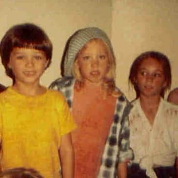 シーマス・デヴァーのインスタグラム：「This is me the first time I was ever on stage. I played a Victorian orphan, hence the dirty face and yellow T shirt. We strove for historical accuracy. My sister Larka is also present as some kind of pan-epochal orphan as is my old buddy Jana. I was 6. But I was hooked.」