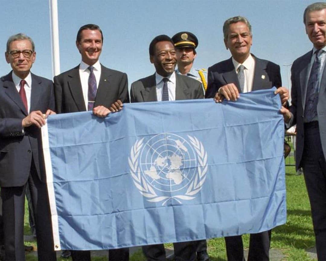 ペレのインスタグラム：「Hoje é o Dia Mundial do Meio Ambiente. Falando nisso, você sabia que Pelé foi embaixador da Boa Vontade da ONU para o Meio Ambiente na Eco 92? Eis algumas fotos da época para lembrarmos do Rei lutando por essa causa fundamental.   A Pelé Foundation envia sua mensagem de paz. Assim como Pelé, acreditamos que podemos construir um mundo sustentável em respeito às futuras gerações.  . Today is World Environment Day. Speaking of which, did you know that Pelé was a UN Goodwill Ambassador for the Environment at the Earth Summit in 1992? Here are some photos from that time to remember the King fighting for this fundamental cause.  The Pelé Foundation sends its message of peace. Just like Pelé, we believe that we can build a sustainable world with respect for future generations.」