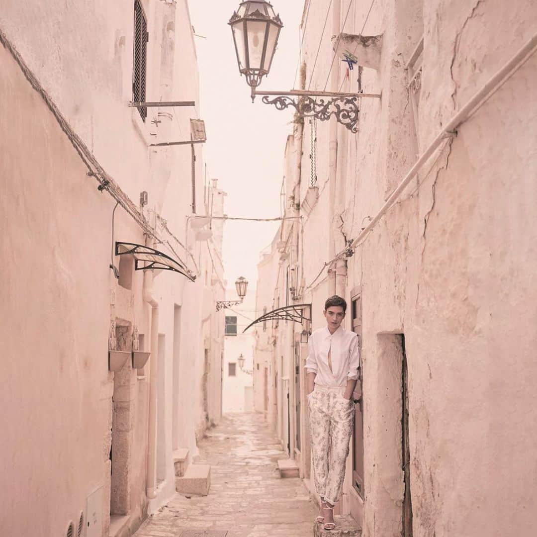 のインスタグラム：「Exploring the timeless streets.  Cividini on Amica @amicamagazine - June 2022   #CIVIDINI #knit #knitwear #MadeInItaly #fashion #cashmere #springsummer #memories #amica #AmicaItalia #editorial」