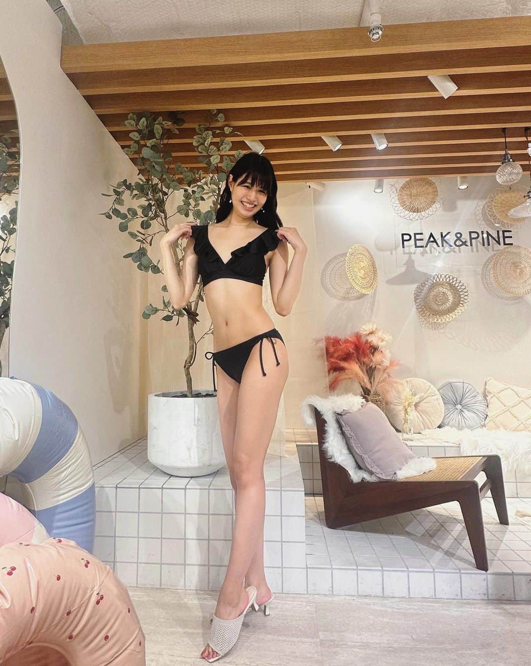岩間夏美さんのインスタグラム写真 - (岩間夏美Instagram)「. . PEAK&PINE様の (@peakpine_official ) 展示会にご招待いただきました♪  元々気になっていた水着から 体型や肌に合いそうな色味で 選んでいただいた水着まで たくさん試着させていただきました☺️  全部可愛かったけど 自分でも気に入った& スタッフさんからも おすすめいただいた水着を購入✨ 撮影の時に着るのでお楽しみに！  みんなどれが好きですか😊？ . . . . . #peakpine #展示会 #水着  #新作水着 #ビキニ #👙  #ビーチグッズ #リゾート水着 #2023年新作 #2023年新作水着 #モデル #作品モデル #ショーモデル #ピークアンドパイン #ファッションモデル #ランウェイモデル #パリコレモデル #日本人モデル #モデル募集 #夏 #カタログモデル #撮影依頼受付中 #model #fashionmodel #beach #bikini #bikinimodel #showmodel #whitebikini #bikinistyle」6月6日 18時30分 - iwama_natsumi
