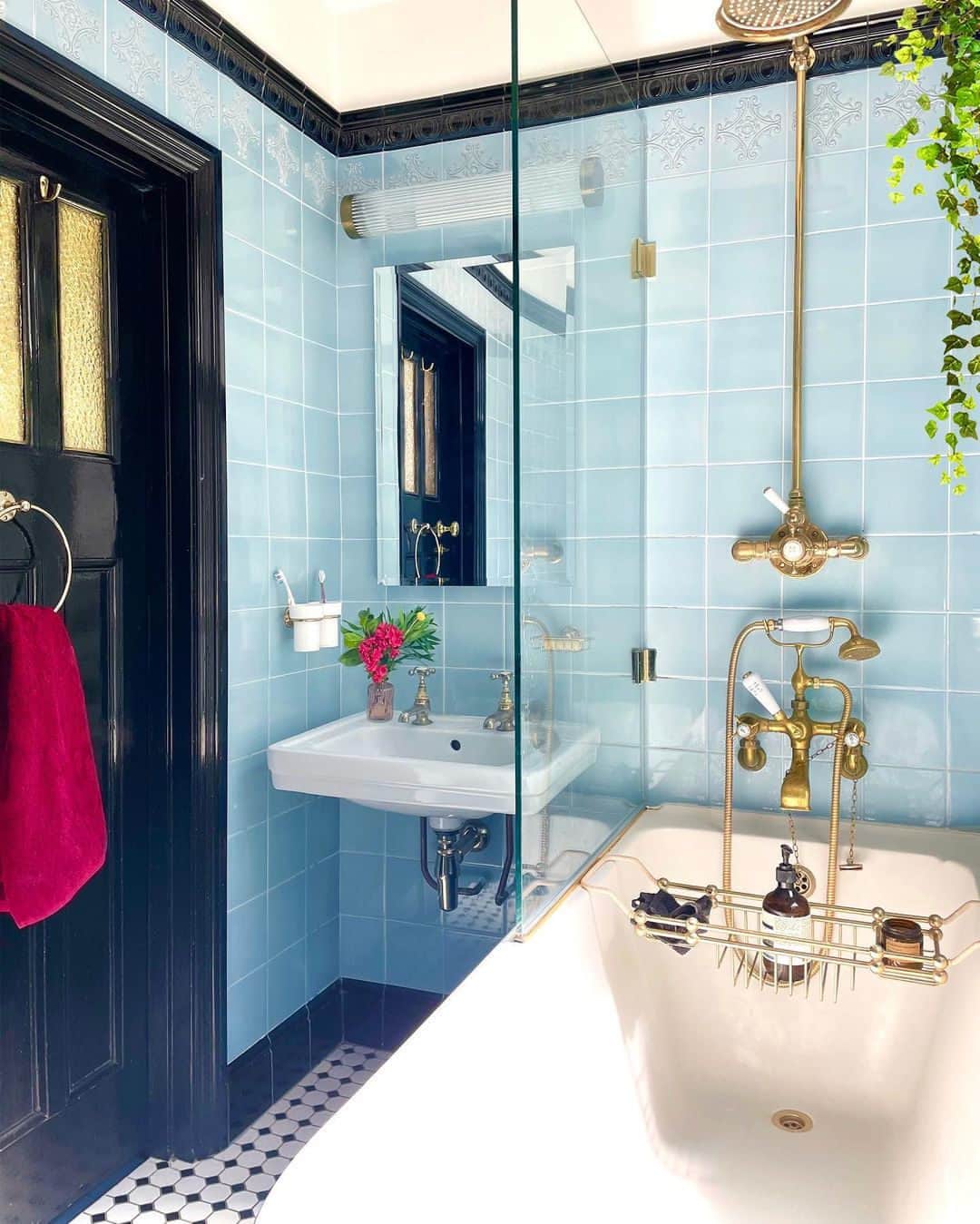 MT DOMAINEのインスタグラム：「Love this vintage bathroom with blue tiles.  (Via @artdecojewel) #MyDomaine」