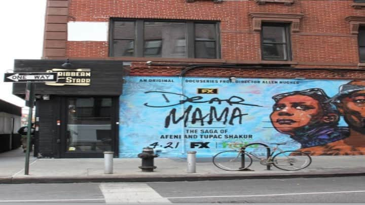 2Pacさんのインスタグラム写真 - (2PacInstagram)「@dearmamafx mural painted by @vballentine99 and @andre.trenier  #dearmama streaming on @hulu #tupacmurals, #2pacmurals, #tupacharlem, #afenishakur」6月6日 3時12分 - 2pac