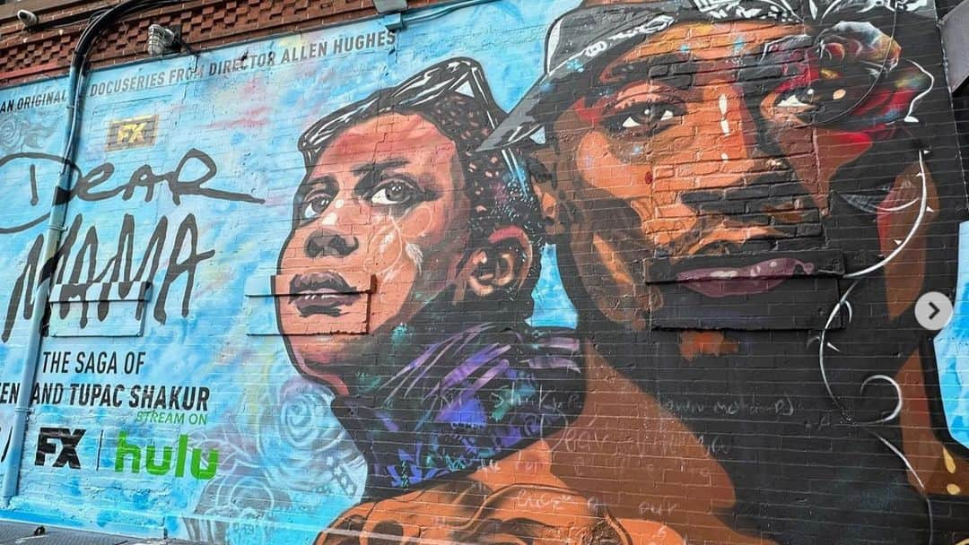 2Pacのインスタグラム：「@dearmamafx mural painted by @vballentine99 and @andre.trenier  #dearmama streaming on @hulu #tupacmurals, #2pacmurals, #tupacharlem, #afenishakur」