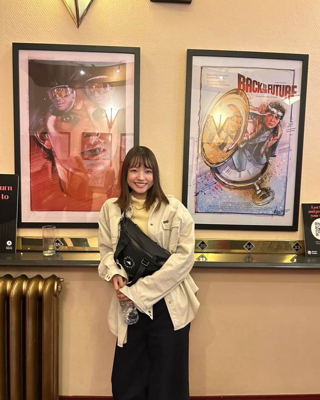 寺川里奈さんのインスタグラム写真 - (寺川里奈Instagram)「Back to the Future The Musical  in London🕒🧪  ロンドンで一番楽しみにしていたミュージカルをやっと観劇。  作品を観る時にその作品が世に出る意義を先ず考えますが、 これは人を救うエンターテイメントだと思ったよ…  勿体無いくらいの小さめのステージに 最高に素晴らしいエンターテイメントがみっちりぎゅうぎゅうに詰まっていて、 大好きなおもちゃに囲まれていた幼少期を思い出すようなそんなわくわくが溢れた空間。　 芝居っていいなあ、と序盤からニヤニヤが止まらなかった。笑  世界観はそのままだけど最新技術を取り入れた演出もあって、 役者さんの役作りも細かいところまで本当に素晴らしかったなあ。  まだまだロンドンで観たい舞台はたくさんあるけど、 私が観てきたミュージカルの中でNo.1でした。  これは何回でも観る価値がある。 また必ず観に行こう❤  #backtothefuture #musical  #westend  #london #england」6月6日 3時22分 - rina_terakawa