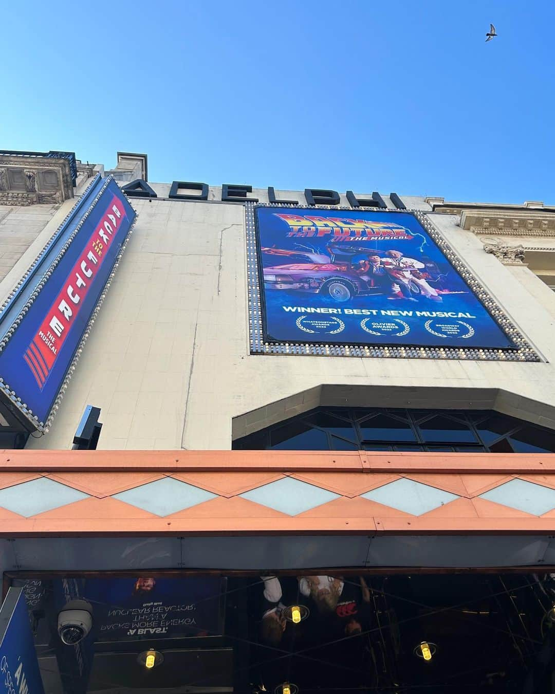 寺川里奈さんのインスタグラム写真 - (寺川里奈Instagram)「Back to the Future The Musical  in London🕒🧪  ロンドンで一番楽しみにしていたミュージカルをやっと観劇。  作品を観る時にその作品が世に出る意義を先ず考えますが、 これは人を救うエンターテイメントだと思ったよ…  勿体無いくらいの小さめのステージに 最高に素晴らしいエンターテイメントがみっちりぎゅうぎゅうに詰まっていて、 大好きなおもちゃに囲まれていた幼少期を思い出すようなそんなわくわくが溢れた空間。　 芝居っていいなあ、と序盤からニヤニヤが止まらなかった。笑  世界観はそのままだけど最新技術を取り入れた演出もあって、 役者さんの役作りも細かいところまで本当に素晴らしかったなあ。  まだまだロンドンで観たい舞台はたくさんあるけど、 私が観てきたミュージカルの中でNo.1でした。  これは何回でも観る価値がある。 また必ず観に行こう❤  #backtothefuture #musical  #westend  #london #england」6月6日 3時22分 - rina_terakawa