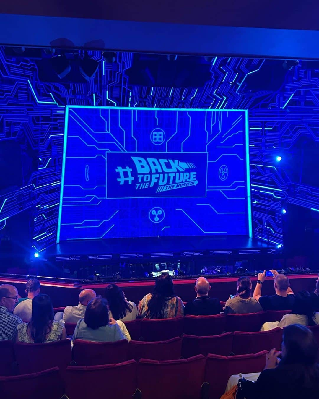 寺川里奈さんのインスタグラム写真 - (寺川里奈Instagram)「Back to the Future The Musical  in London🕒🧪  ロンドンで一番楽しみにしていたミュージカルをやっと観劇。  作品を観る時にその作品が世に出る意義を先ず考えますが、 これは人を救うエンターテイメントだと思ったよ…  勿体無いくらいの小さめのステージに 最高に素晴らしいエンターテイメントがみっちりぎゅうぎゅうに詰まっていて、 大好きなおもちゃに囲まれていた幼少期を思い出すようなそんなわくわくが溢れた空間。　 芝居っていいなあ、と序盤からニヤニヤが止まらなかった。笑  世界観はそのままだけど最新技術を取り入れた演出もあって、 役者さんの役作りも細かいところまで本当に素晴らしかったなあ。  まだまだロンドンで観たい舞台はたくさんあるけど、 私が観てきたミュージカルの中でNo.1でした。  これは何回でも観る価値がある。 また必ず観に行こう❤  #backtothefuture #musical  #westend  #london #england」6月6日 3時22分 - rina_terakawa