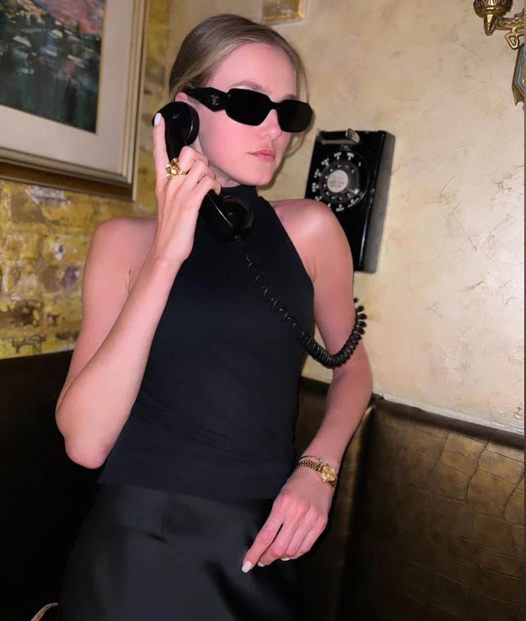 ヴラダ・ロスリャコヴァのインスタグラム：「Remember those telephones where you had to spin the wheel and sort of hate on numbers with 9 and 0’s? 🤪  When I was little we used to just dial random numbers hoping that some cute little boys would pick up a phone and we’ll make new friends 🙈 #notyourregulardatingapp」