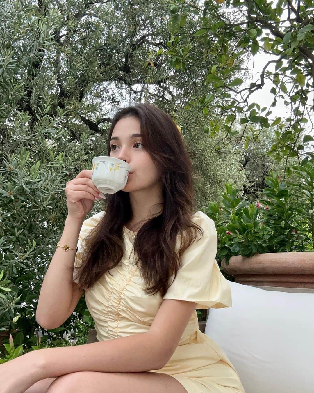 太陽奈さんのインスタグラム写真 - (太陽奈Instagram)「tea time under the lemon trea🍋🌲」6月6日 3時42分 - _taiyona