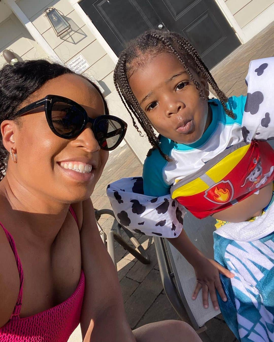 ナターシャ・ヘイスティングスのインスタグラム：「School is officially out! 🌞 Let the summer fun begin! 🏊🏽‍♀️  ***** PS - this is a couple days old. 😏 I’m having a mommy fun summer! So, if you see me outside, mind your business or send me a cash app for my favorite wine 🍷 😂 #MomsHaveFunToo #SchoolDrainedMe #MineAndHis #SummerTimeFun #GraduateDegreeConfirmed  ***** #NatashaHastings #400MDiva #BoyMom #MentalHealth  #BlackGirlMagic #AuthenticityMatters #EmbraceYourself」