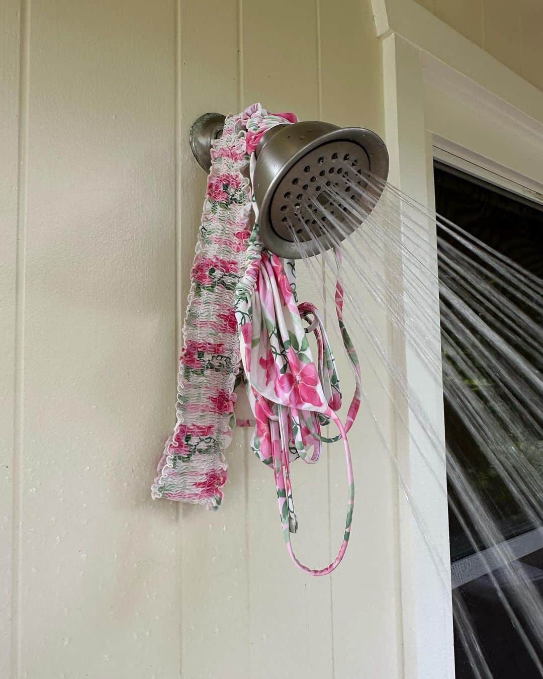 FRANKIES BIKINISのインスタグラム：「🤭🌸🚿🌿」