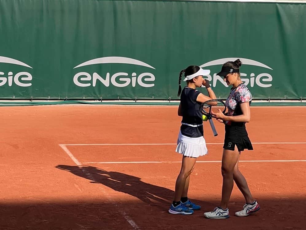 二宮真琴のインスタグラム：「☆ . 📍Paris🥖 . #paris #rolandgarros  . #エディオン #EDION #紅菱住建 #ダイヤホーム #サタケ #babolat #バボラ #NBテニスガーデン #tennisplayer #テニス #テニス女子 #ダブルス #二宮真琴」