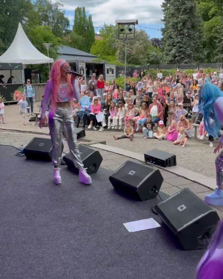 ドリー・スタイルのインスタグラム：「UPPSALA!!!! Två otroliga, utsålda gig på parksnäckan igår. Ni var sååå fina allihop 🥹 tack!!!!!💗💙💜 Hoppas vi ses snart igen!!🌟  #dollystyle #parksnäckan #dollystylesummertour2023」