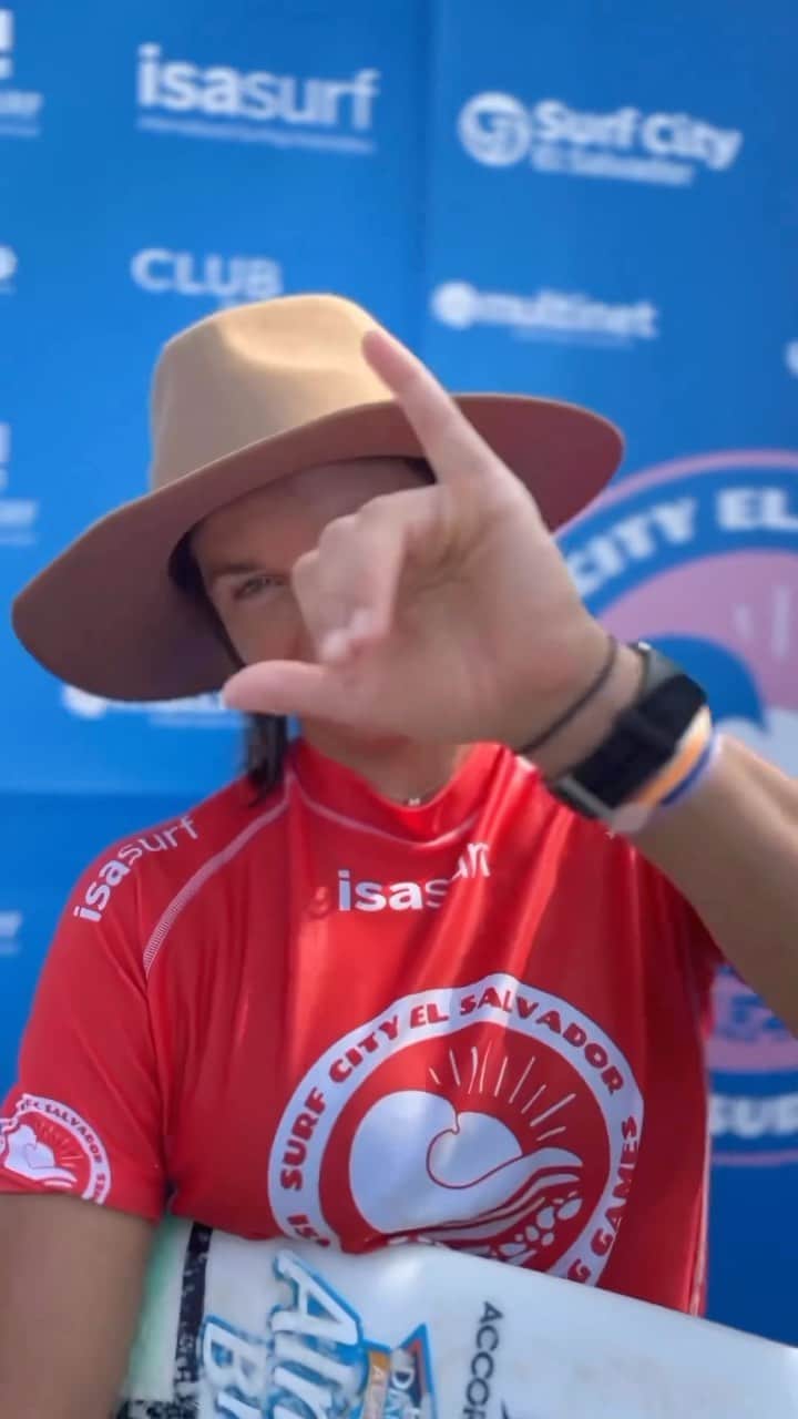 サリー・フィッツギボンズのインスタグラム：「Vibes are high in El Sal this week for the #ISAWorldSurfingGames This is why we love it🇸🇻 🤙🏼 @theirukandjis @isasurfing @surfcity」