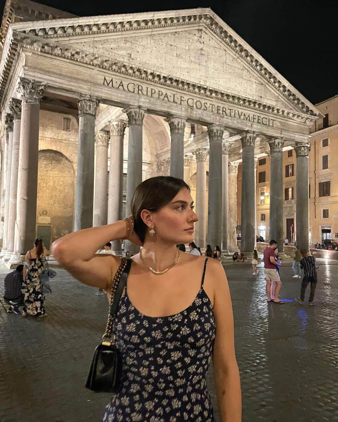 ジェシカ・ジェーン・クレメントのインスタグラム：「Gearing up for a European summer 🍹🍝🦪」