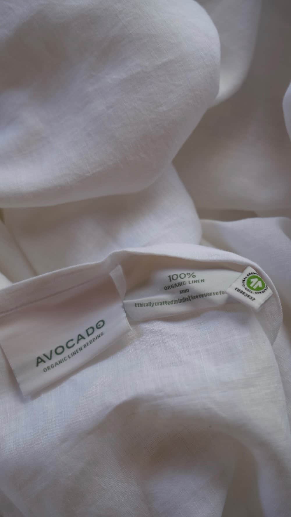 オレーシャ・ルーリンのインスタグラム：「Sweet Summer days means warm nights and that’s why we love our @avocado.green linen sheets and duvet cover. Linen keeps you cool while also getting softer to the touch and that perfect “ worn in” feeling with every wash. @avocado.green linen sheets and duvet are loomed in France and are 100% GOTS certified organic linen .Making them a dream to sleep in and good for the planet. #AvocadoMattress #SleepOrganic」