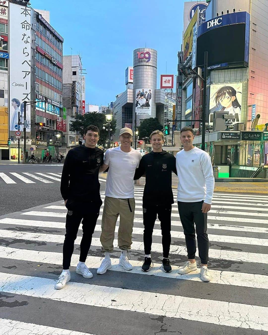 ロベルト・レヴァンドフスキさんのインスタグラム写真 - (ロベルト・レヴァンドフスキInstagram)「Early morning stroll around Tokyo 🇯🇵 @fcbarcelona」6月6日 4時36分 - _rl9