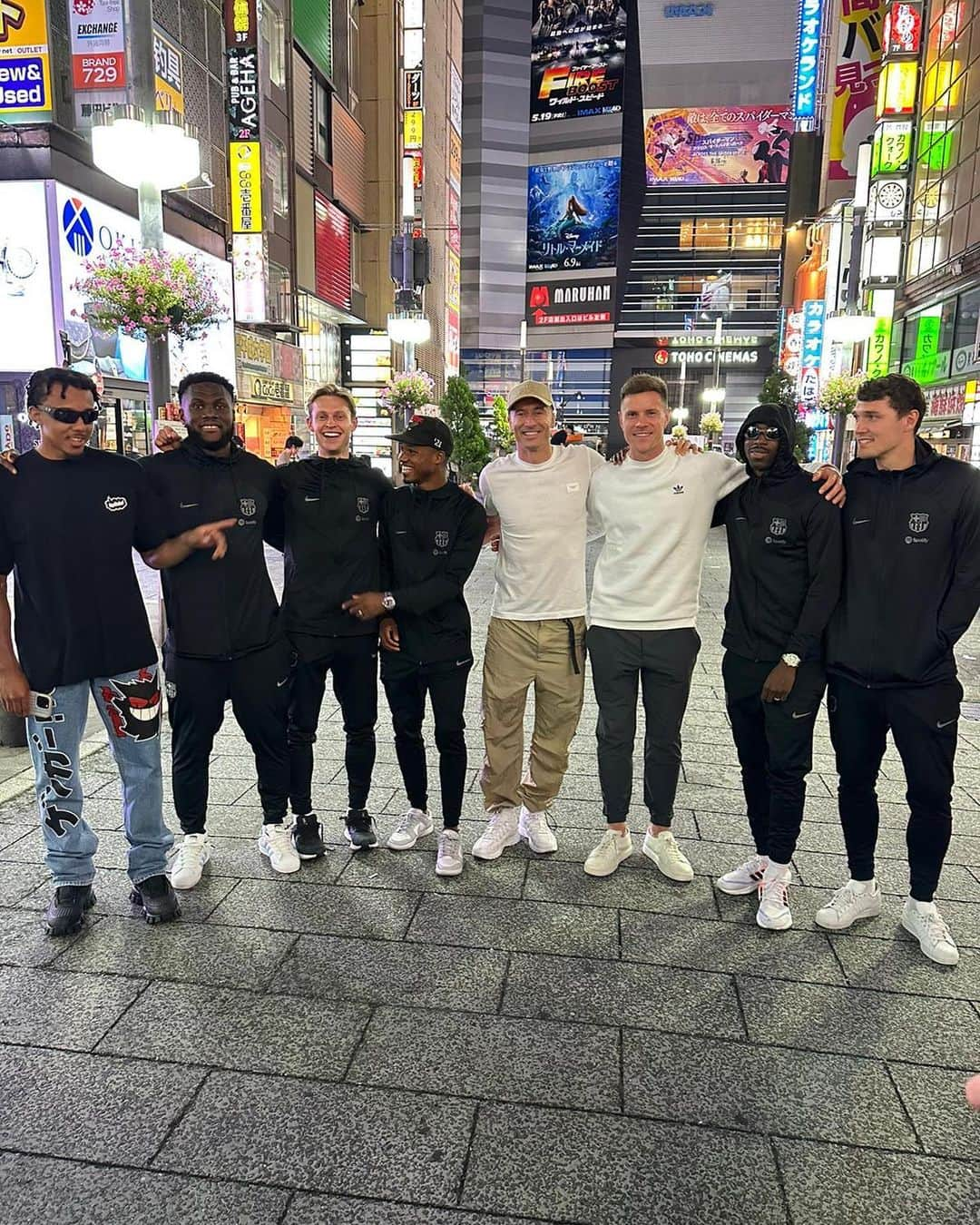 ロベルト・レヴァンドフスキさんのインスタグラム写真 - (ロベルト・レヴァンドフスキInstagram)「Early morning stroll around Tokyo 🇯🇵 @fcbarcelona」6月6日 4時36分 - _rl9