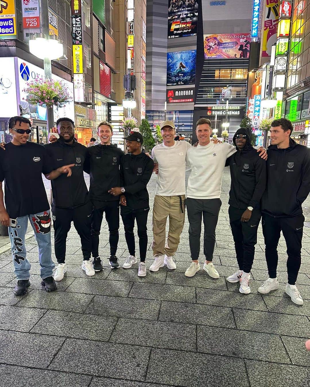 ロベルト・レヴァンドフスキのインスタグラム：「Early morning stroll around Tokyo 🇯🇵 @fcbarcelona」