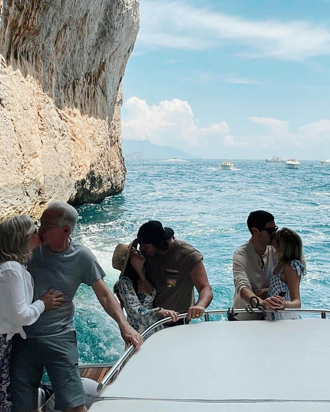 ケイト・ボイージェルさんのインスタグラム写真 - (ケイト・ボイージェルInstagram)「How many pics off the back of a boat is too many pics off the back of a boat?? 🌊🍋⛵️swipe all the way for what my outfit actually looked like for 99% of the day ✌️」6月6日 4時37分 - katevoegele