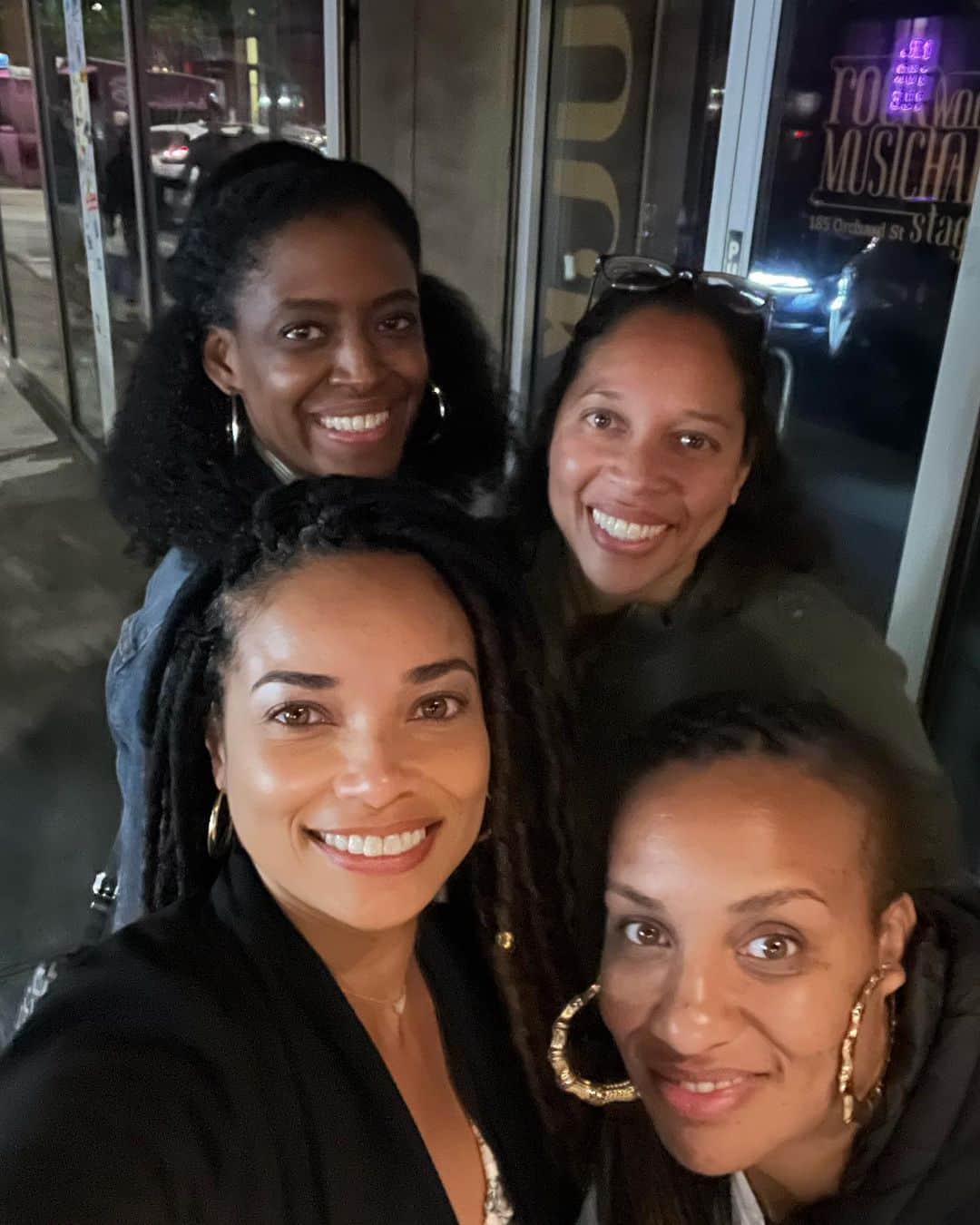 ロッチェル・エイツのインスタグラム：「There’s nothing like family! My  #NYCTrip so far has been so special! ♥️」