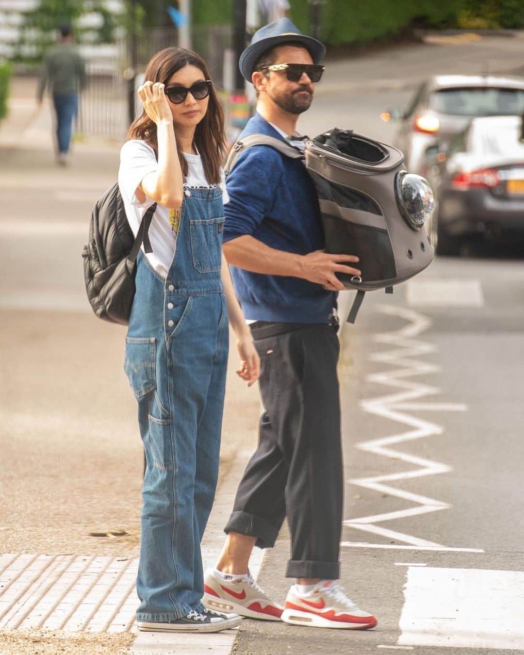 Just Jaredさんのインスタグラム写真 - (Just JaredInstagram)「Dominic Cooper and Gemma Chan were spotted taking their cat Mr. Kitty out for a walk around London. Check out even more photos from their cute outing on our site! #DominicCooper #GemmaChan Photos: Backgrid」6月6日 4時46分 - justjared