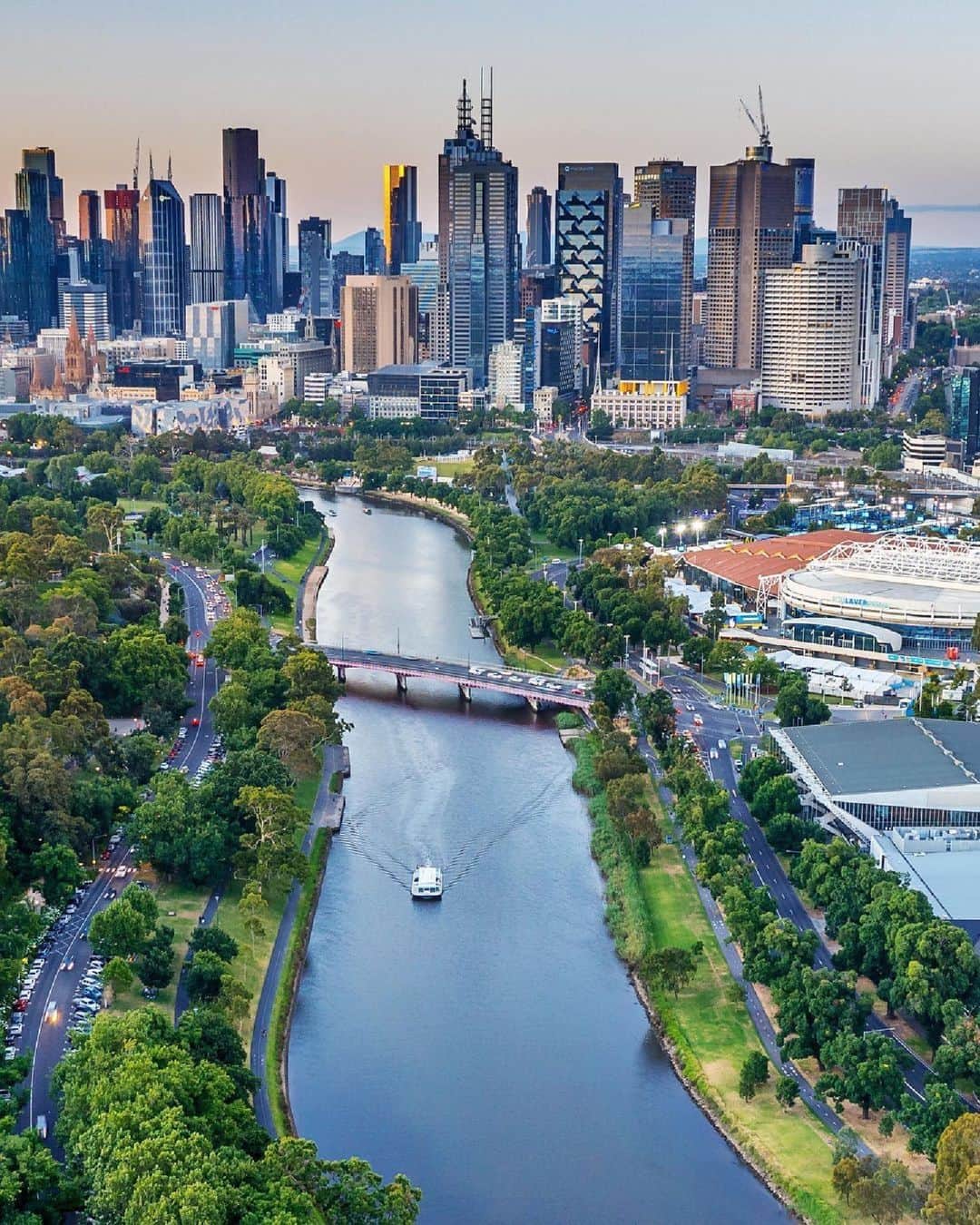 Australiaのインスタグラム：「Wominjeka (welcome) to Narrm (#Melbourne) 👋💜 Shoutout to @walking_perspective for sharing this stunning shot of Narrm (@visitmelbourne) from above Birrarung (#YarraRiver). Home to the Wurundjeri people, #Victoria's capital city is always bustling with excitement. Join an Aboriginal guide on a tour with @royalbotanicgardensvic or @koorieheritagetrust to discover more reasons to love Narrm! #seeaustralia #comeandsaygday #visitmelbourne #visitvictoria」