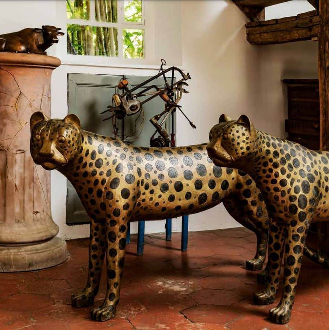 サザビーズさんのインスタグラム写真 - (サザビーズInstagram)「François-Xavier Lalanne was captivated by animals, and wild breeds in particular, and the ‘Guépards’ (Cheetahs) hold a distinct place within his legendary universe—and, in fact, in the iconic design couple’s own home as they once kept two in their personal collection (swipe to see the pair sold by #SothebysParis in 2019).  Together with the leopard, these two models represent the only big cats in his kingdom of fantastical beasts and very few examples are known to have been made.   “Animals are the center of our vocabulary because they are so very varied. There is a whole variety to animal forms, between the fish, the bird, the monkey, and then there are metaphors connected to each animal,” said Lalanne.   While we can only speculate as to what metaphors or symbolisms he saw in his ‘Guépards’, the design and execution (in 1994 and 2001, respectively) of these two masterful sculptures reveal the artist’s constant curiosity for the natural world and enduring love for his subjects.  Swipe through to see these two works on exhibition at #SothebysNewYork ahead of the Important Design sale on 7 June, presented in partnership with @genesishousenyc. Discover more in our link in bio. #SothebysDesign #Lalanne」6月6日 4時54分 - sothebys