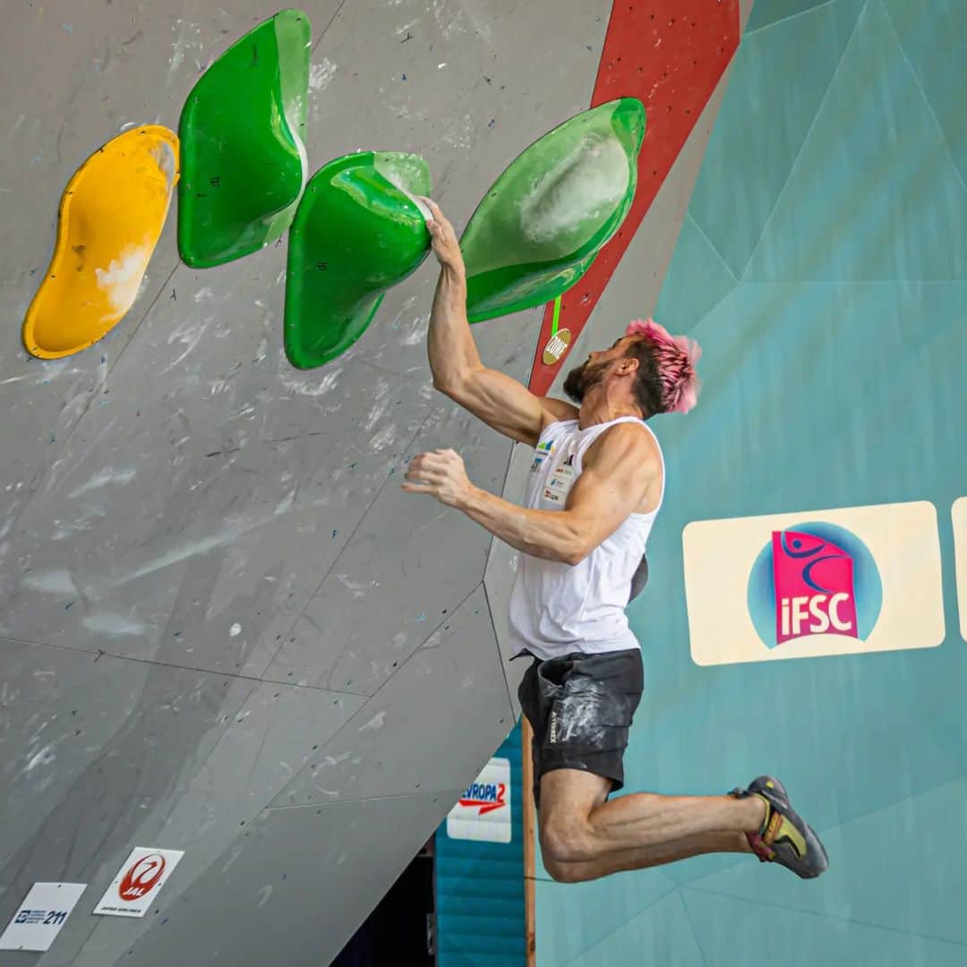 イェルネイ・クルーダーのインスタグラム：「Prague "Děkuju"! You were amazing 👏🏼. I hope my lats work properly next time 🫡. 📸: @vladek_zumr @gregavalancic  ________________ @ocun.climbing @scarpaspa @sloveniaclimbing」