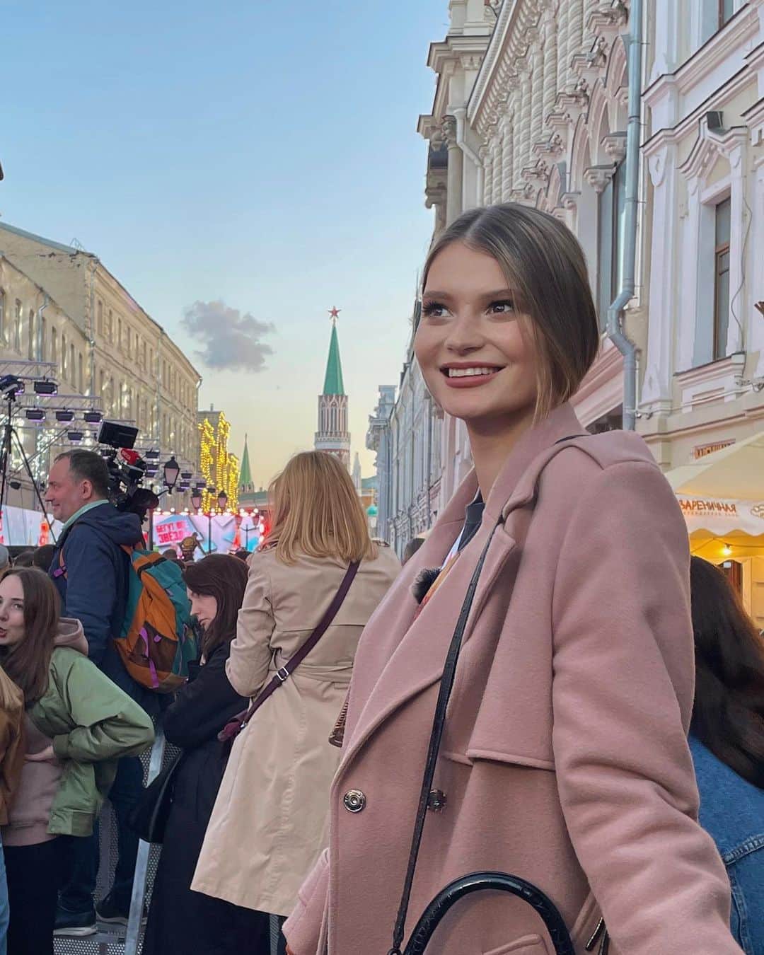 Nastya Skoptsovaのインスタグラム：「- А Динамо бежит?  -ВСЕ БЕГУТ! 😂 Сегодня, в рамках московской недели легкой атлетики, прошел «Звездный забег на Никольской», а это значит, что скоро выйдет новый влог❤️」
