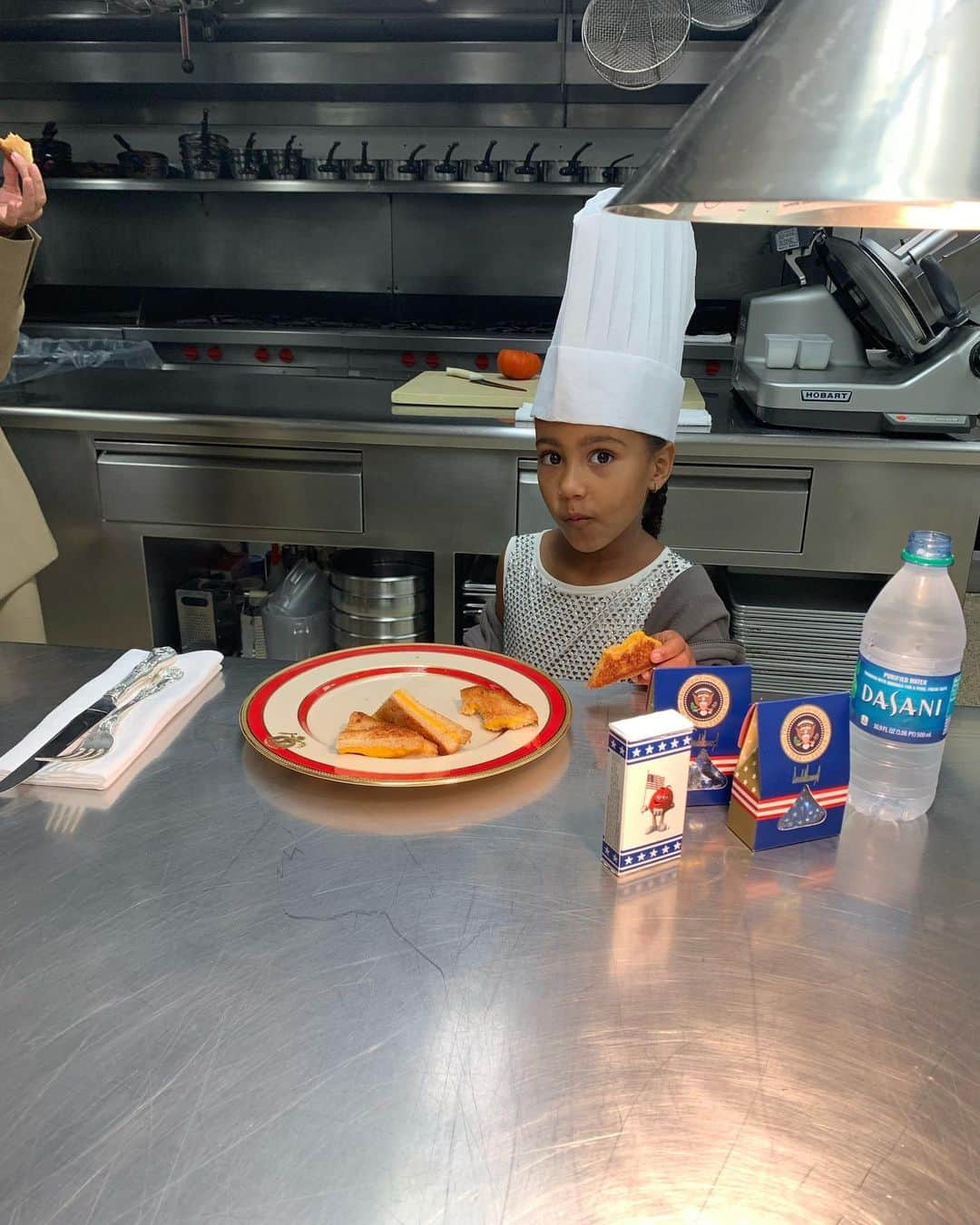 キム・カーダシアンさんのインスタグラム写真 - (キム・カーダシアンInstagram)「That one time in the White House kitchen when I actually cooked a grilled cheese…way before Chi’s time!」6月6日 5時17分 - kimkardashian