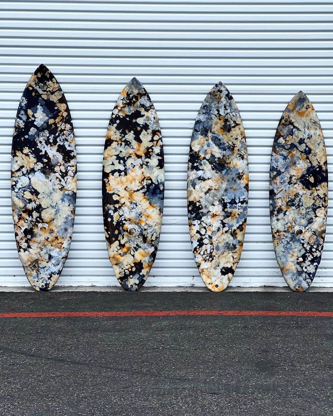 ロストのインスタグラム：「A batch of #RetroTripper boards on the way to @warmwindssurf  Resin tint by @_longtoe. #lostsurfboards」
