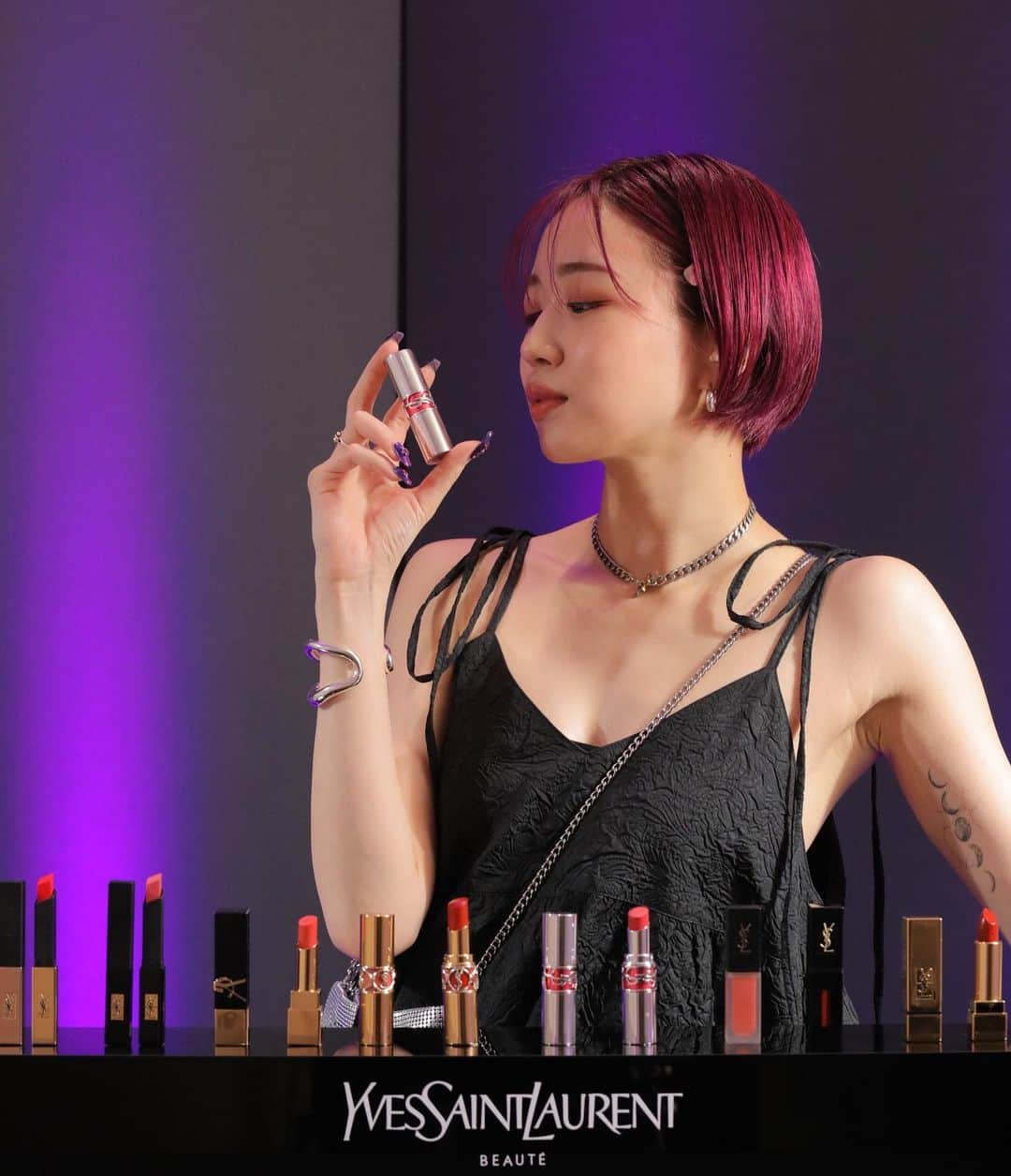 SARAのインスタグラム：「💄my YSL lip💄  YSLリップのWSに参加してきました☺️  カラー×テクスチャーで約100種類もある中から推しリップを選ぶのは大変🥹🫶 だって全部可愛い…💓 毎日ファッションの系統もメイクも変えるからリップは何色あっても足りないの🫠  私が選んだmy YSL lipは ルージュヴォリュプテシャインの162番と ルージュピュールクチュールザボールドの12番🩷  なかなか理想のピンクベージュに 出会えなかったんだけど、シアー感の強い162番とサテンテクスチャーで青みのある12番の肌馴染みの良さに感動🥹  夏はちょっとジューシーな質感リップ選びたいよね🍉  #myYSLlip #pr」