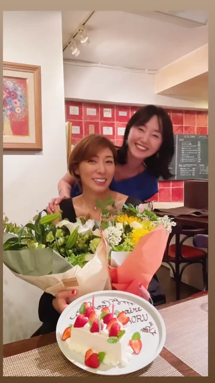 織香のインスタグラム：「れいちゃんHappy Birthday🎂  れいちゃん家族と私達夫婦 政美ちゃんも駆けつけてくれて めちゃ楽しい夜⭐️  誕生日は本人よりも 生まれて来てくれてありがとう👶 って周りが喜ぶ日なのかも知れない💕  れいちゃんママのリクエストで フランクシナトラのマイウェイ 熱唱したよ😆  ますます素敵な1年にしてね❣️  #ビストロ #locavore  #ぜんぶ美味しかった #ケーキ#🎂#可愛かった #ありがとうございます #happybirthday #thankyou #friends」