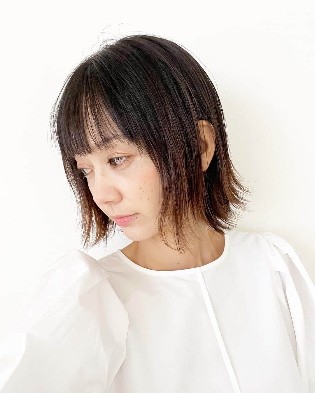 益田麻衣のインスタグラム：「ヘアメンテナンス。  なかなか自分では難しい、外はねな仕上がりに👏  おしゃれヘアに大変身✨  #ヘアスタイル #ボブスタイル #ヘアセット #ヘアアレンジ #そとはねボブ #ヘアサロン #美容室 #ジャカルタ #ジャカルタ在住 #londbycielsowal #jakarta #hairsalon」