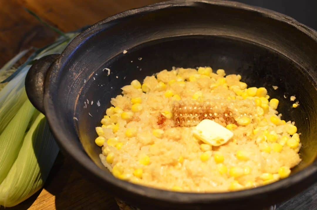酒井商会のインスタグラム：「土鍋ご飯 「玉蜀黍と南関揚げのバター醤油」  初夏の風物詩。 玉蜀黍がはじまりました。  炊き上がった土鍋ごはんにバターと焦がし醤油。  どの香りも食欲を誘います。  夏に向かうにつれて様々な玉蜀黍メニューが登場して参ります。 今年はどんな料理になるか楽しみです。  みのる」