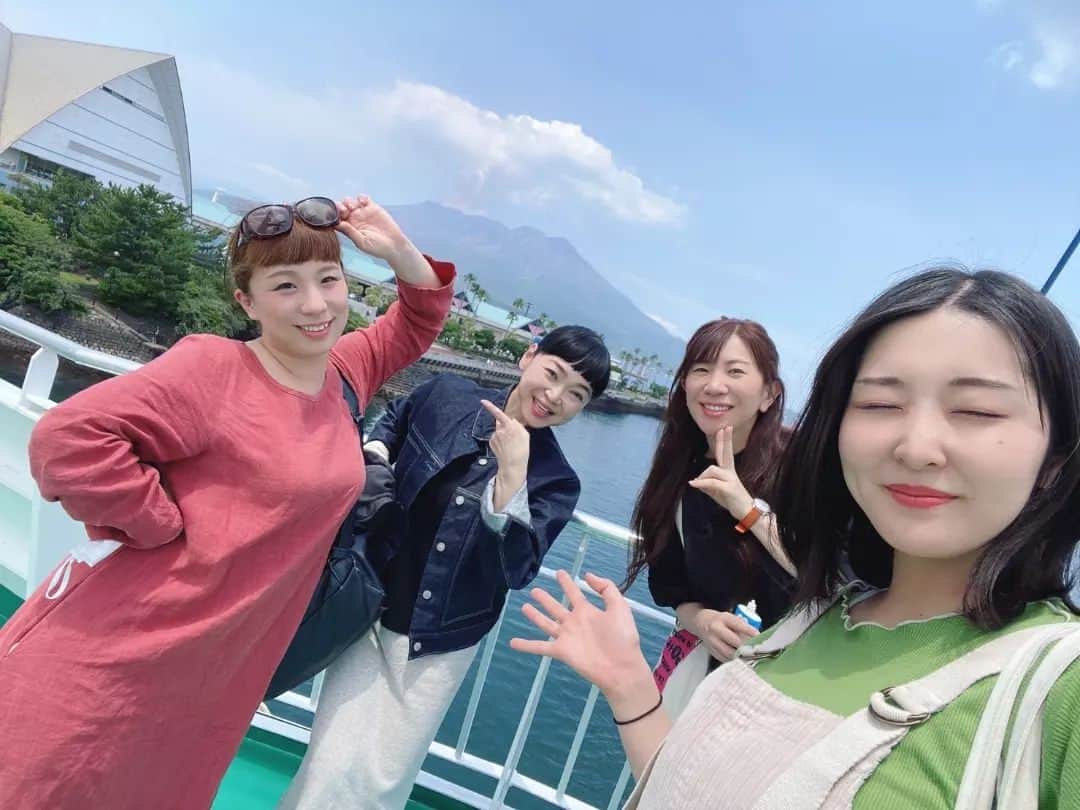 服部ひで子のインスタグラム：「6/4(日)は、すっちー座長の新喜劇で鹿児島へ行って参りました(*^-^*)🐻🍧✨⤴️  ２回公演とも満席のお客様😭‼️ ありがとうございました…！！！  合間は弾丸で桜島へ上陸🗻✨  フェリーに乗ってワクワクし、  桜島が近づいてくる迫力に興奮し、  やすえ姉さんにソフトクリームをご馳走になり、  みんなで顔ハメパネルして、  更に道の駅で「憤石で作られた軽石鉢」をやすえ姉さんが記念に買ってくださり、  帰りのフェリーの中で名物のうどん🍜をまりこ姉さんにご馳走になり、  桜島の滞在時間は20分でしたが、ギュッと濃縮した楽しい時間を過ごせました(*^-^*)⤴️✨  鹿児島には、改めてゆっくり旅行で訪れたいですね✨🌱  #吉本新喜劇 #鹿児島 #桜島  #未知やすえ 姉さん #森田まりこ 姉さん #咲方響 ちゃん #服部ひで子」