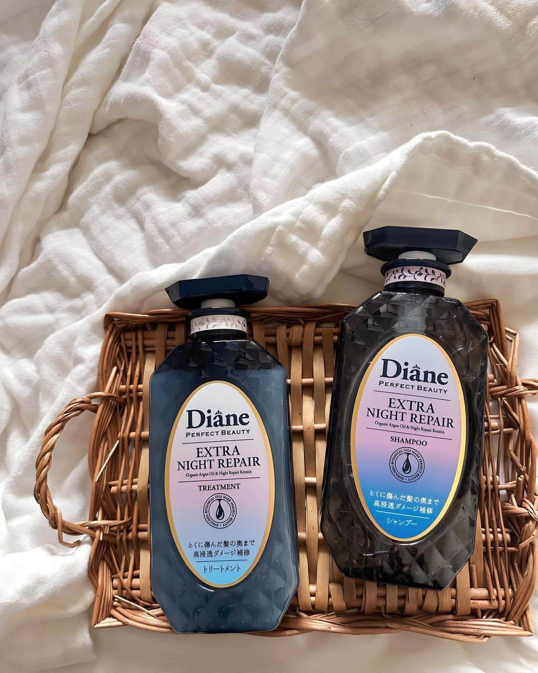 一ノ瀬恋のインスタグラム：「Diane エクストラナイトリペア シャンプー トリートメント 450mLセット 🌃💙💜 @dianeperfectbeauty   これ元々限定品だったみたいで、 好評だったらしく定番化したみたい😍期待できる←  髪の毛伸びてから朝起きたら髪の爆発がひどかったんだけど、、、🤣🤣🤣 エクストラリペア使ってからかなり抑えられてる🥹  雨の日もあるしなるべく広がりにくくしたい人オススメ🧚‍♂️  #ダイアン #シャンプー  #おすすめ #夜のダイアン」