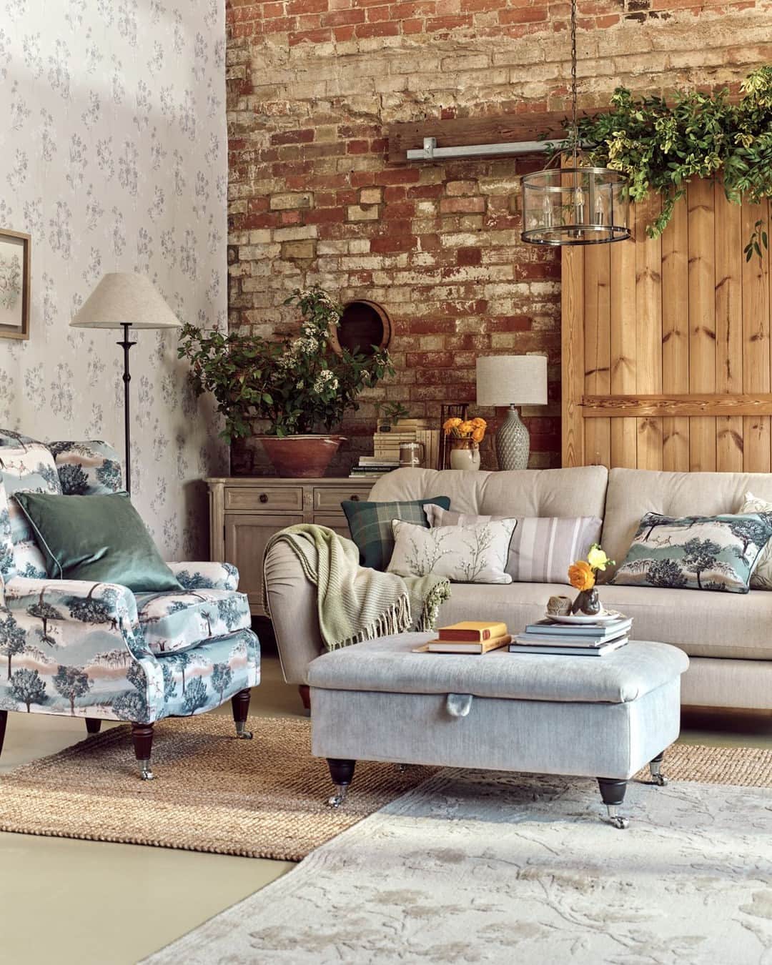 ローラアシュレイのインスタグラム：「Nature’s Abode takes a modern and fresh look to country living, combining natural and nubbly details with a neutral colour scheme. A relaxed and refined country story, this seasonless collection is soft, clean and easy to live with. ⁣ ⁣ As part of the 70th-anniversary collection, the new Hatringdon print has been created to celebrate the iconic Laura Ashley country style across seven decades.」
