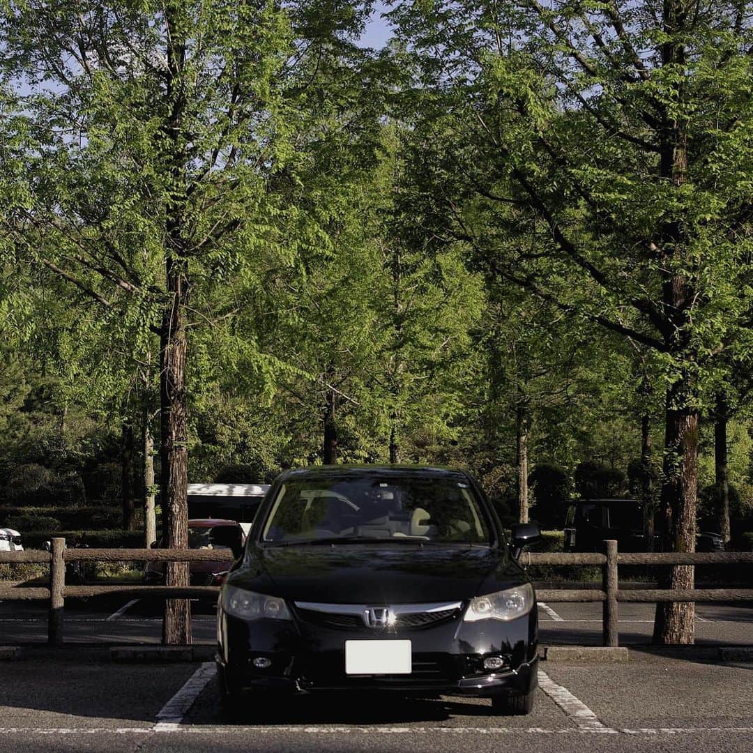 Honda 本田技研工業(株)さんのインスタグラム写真 - (Honda 本田技研工業(株)Instagram)「木々をバックに、存在感を漂わせるCIVICが素敵な写真です！ . Photo by @cmty____ . #MeandHonda #Honda #thepowerofdreams #クルマ #car #HondaCar #ホンダ好きと繋がりたい #シビック #CIVIC #HondaCIVIC #車のある風景 #愛車のある風景 #愛車撮影 #ドライブ #ドライブ好きな人と繋がりたい #ドライブスポット #Hondalife #carphotography #hondagram . 本アカウントでは、「 #MeandHonda 」をつけてInstagramに投稿された皆さんの写真を紹介させていただきます。 Honda製品を取り入れた作品はもちろん、製品が写っていない作品も大歓迎です！ . 思い出の写真や自宅付近で撮影された写真など、たくさんのご投稿をお待ちしています。」6月6日 15時01分 - hondajp