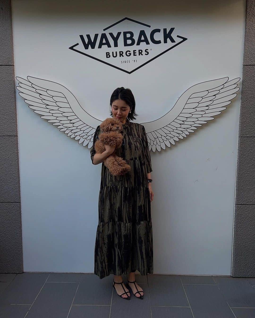 日下裕江のインスタグラム：「表参道で素敵なバーガー屋さん見つけた🍔✨  『WAYBACK BURGERS』  モダンデザインの店内に、 日当たりの良いテラス席はペット可🐶✨ バーガーのトッピングは 自分の好きな様にトッピングできるのが嬉しい🥰  バンズ柔らかくて、 モスバーガーのBIGサイズバージョンみたいな感じかな♪  フライドポテトも細めタイプ🍟で 塩加減も揚げ加減も最高でした👍  フライドポテトはマック派なので、 それに近い感じ💕  メイントッピングはビーフ、チキン、フィッシュとあるし、ソースも色々選べたりするので、 美味しいこと間違いなし👍  表参道ヒルズの並びにあって行きやすいし、また違うのトッピングしに行こ♪  世界で166以上の店舗があるそうで、 日本では表参道が1号店！ 今は田町に２号店があるみたい♪ 日本でも今後20年間で60店舗の展開を目指しているそうなので、楽しみですね☺️✨  #waybackburgers #waybackburgersomotesandou #ウェイバックバーガーズ #バーガー #🍔 #トッピング自由 #ペット可カフェ #ペット可レストラン #テラス付きカフェ」