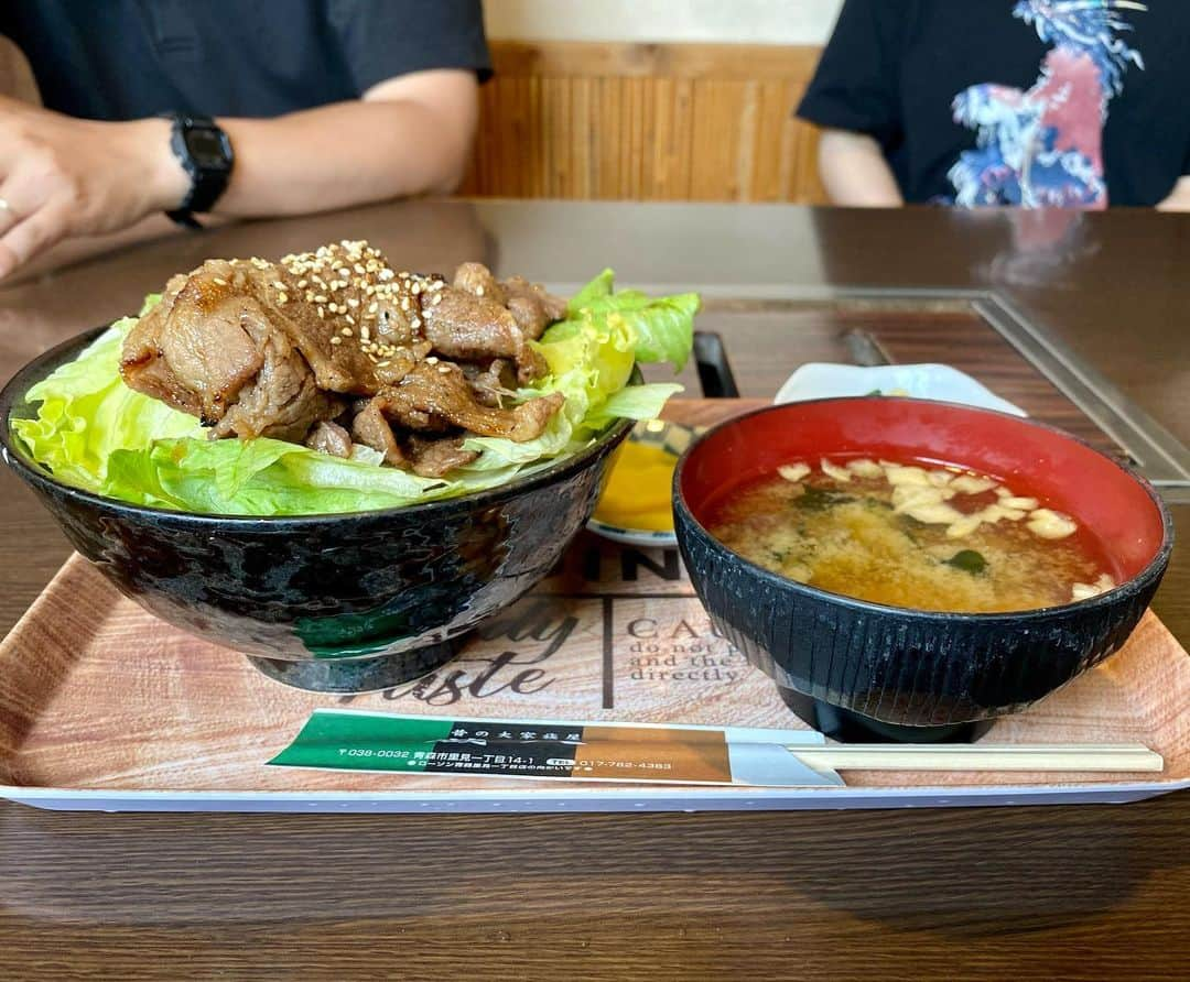 新山大さんのインスタグラム写真 - (新山大Instagram)「蔵八が食いたければ 俺を倒してから行け  #蔵八の門番 #新山大 #左に転がってるのは俺が倒したダイバーのしかばね #蔵八 #三内 #青森 #ランチ #牛カルビ焼肉丼 #塩谷君の豚バラ丼と浅利さんの天丼はまだ来てないけどお先にいただきます」6月6日 15時07分 - dai_niiyama