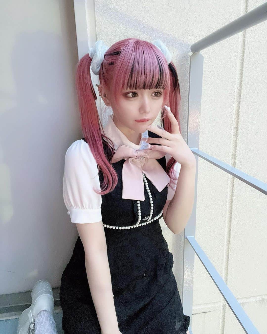さきちゃんのインスタグラム：「最近前髪伸びるのはやいんだ〜〜ㅤㅤㅤㅤㅤㅤㅤㅤㅤㅤ #ankrouge #アンクルージュ #大宮アルシェ #大宮 #大宮駅 #地雷系女子 #地雷 #量産型 #量産型ヲタク #隠しきれないヲタク #韓国ファッション #オルチャン #ツインテール #派手髪 #派手髪女子 #ピンクヘア #インナーカラー #ブラックコーデ #自撮り女子 #いいね返し #加工厨 #自発ください #アパレル店員 #l4l #omiya #f4」