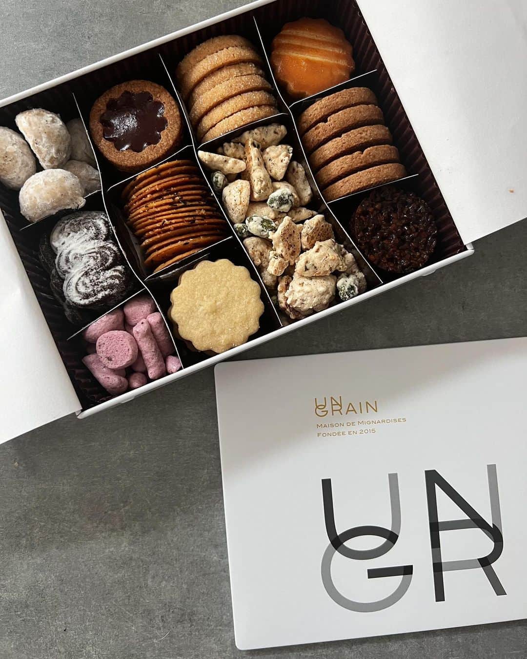乙黒えりのインスタグラム：「@ungrain_tokyo  美味しすぎるクッキー✨  ついつい手が伸びてしまう...🤎 一つ一つが丁寧に焼き上げられていて贅沢の極み♡  #アソルティモンプルミエ #クッキー缶」