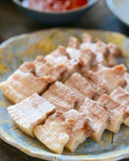 河瀬璃菜さんのインスタグラム写真 - (河瀬璃菜Instagram)「蒸し豚とキムチの組み合わせが好きすぎて、一生食べられる。  塩漬け蒸し豚は蒸すだけでほったらかしで出来るから仕事の合間にささっとつくれる。茹でるよりしっとりジューシー！  キムチはサステナミールのやつ。ちょっと酸味が出てきた頃のキムチが好き。  レシピはスワイプ→→  #instafood #omnomnom #foodporn #food #foodie #meatrecipes #healthyeats #goodeats #foodstagram #hungry #homemade #madefromscratch #蒸し料理  #おうちごはん #蒸籠 #豚肉レシピ #豚バラブロック #せいろ #デリスタグラマー #肉レシピ #今日のごはん #簡単レシピ #飯テロ #肉おかず」6月6日 15時14分 - linasuke0508