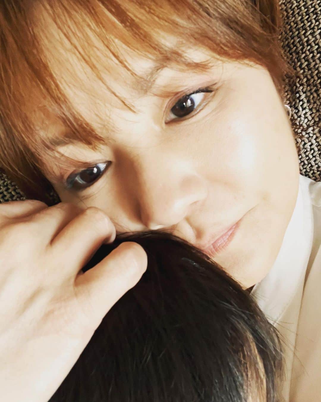 中澤裕子のインスタグラム：「⭐︎⭐︎  学校から帰ってきて めずらしくお昼寝。 とことこと、 乗っかってきて、 のび太くんばりの速さで 寝落ちしました✨  家事したいけど もう少しこのまま寝かせよう。  #お昼寝 #すーすー言ってる」